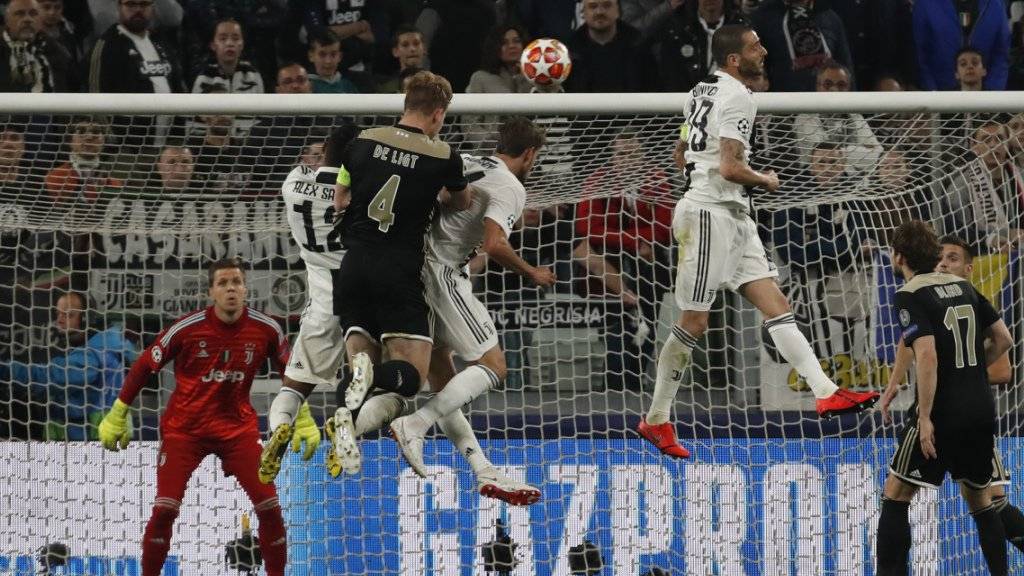 Der entscheidende Moment in Turin: Ajax' Matthijs de Ligt köpfelt ein zum 2:1