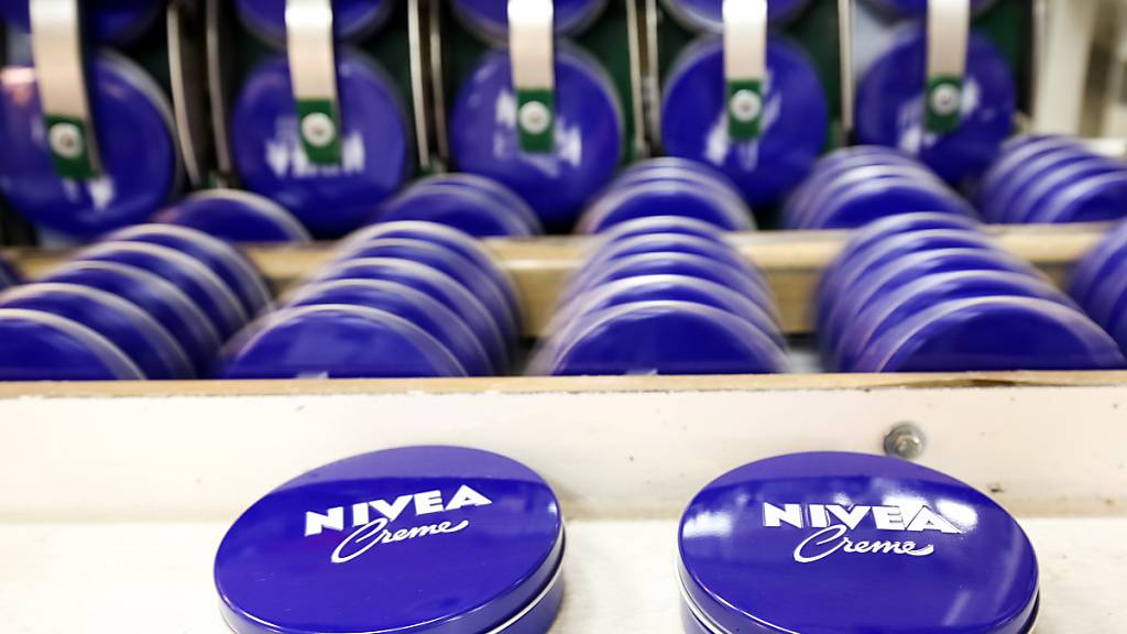 Die Corona-Pandemie bremst den Konsumgüterhersteller Beiersdorf weiterhin aus. Die Umsätze lagen nach den ersten neun Monaten bei 5,24 Milliarden Euro, wie der Nivea-Hersteller mitteilte. (Archivbild)