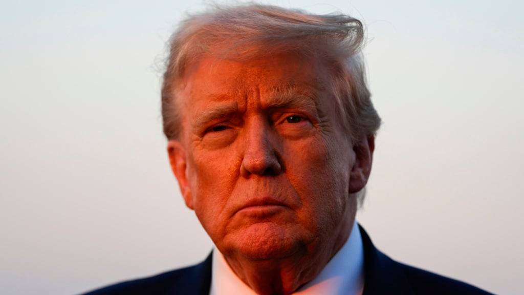 US-Präsident Donald Trump spricht mit Reportern. Foto: Julia Demaree Nikhinson/AP/dpa