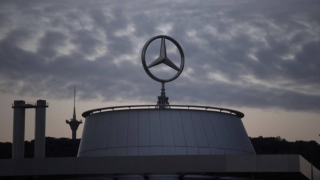 Dunkle Wolken über dem Daimler-Konzern. Im zweiten Quartal 2020 hat das Unternehmen mit Sitz in Stuttgart einen Verlust in Milliardenhöhe eingefahren. (Archivbild)