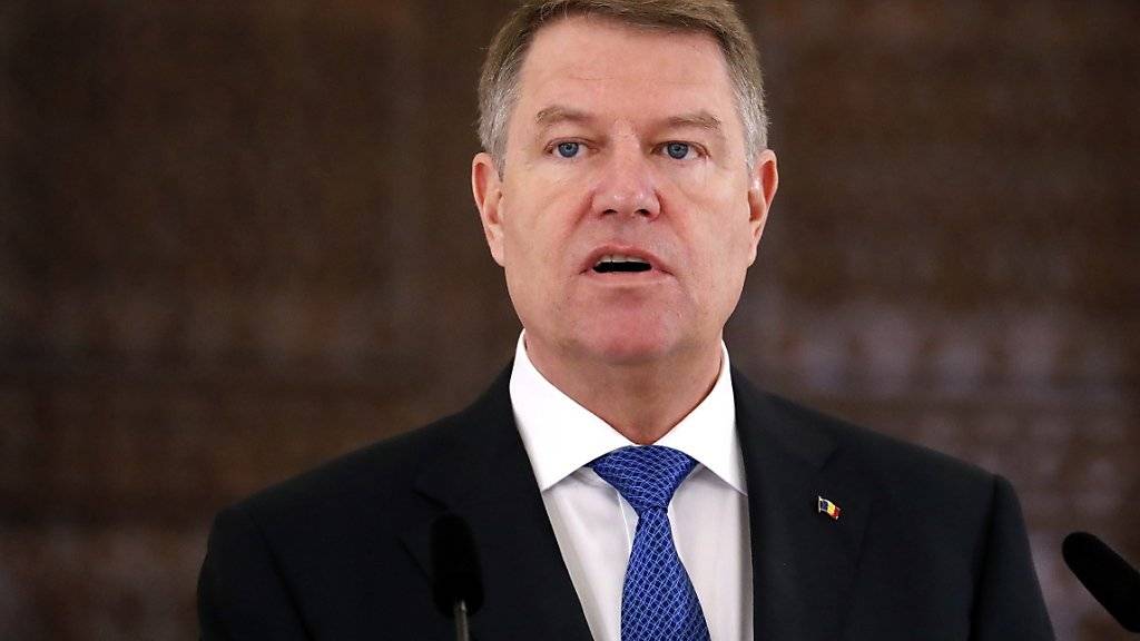 Der rumänische Staatschef Klaus Iohannis stellt sich gegen ein Dekret, das die Amnestie korrupter Politiker und Beamter ermöglichen soll. (Archivbild)