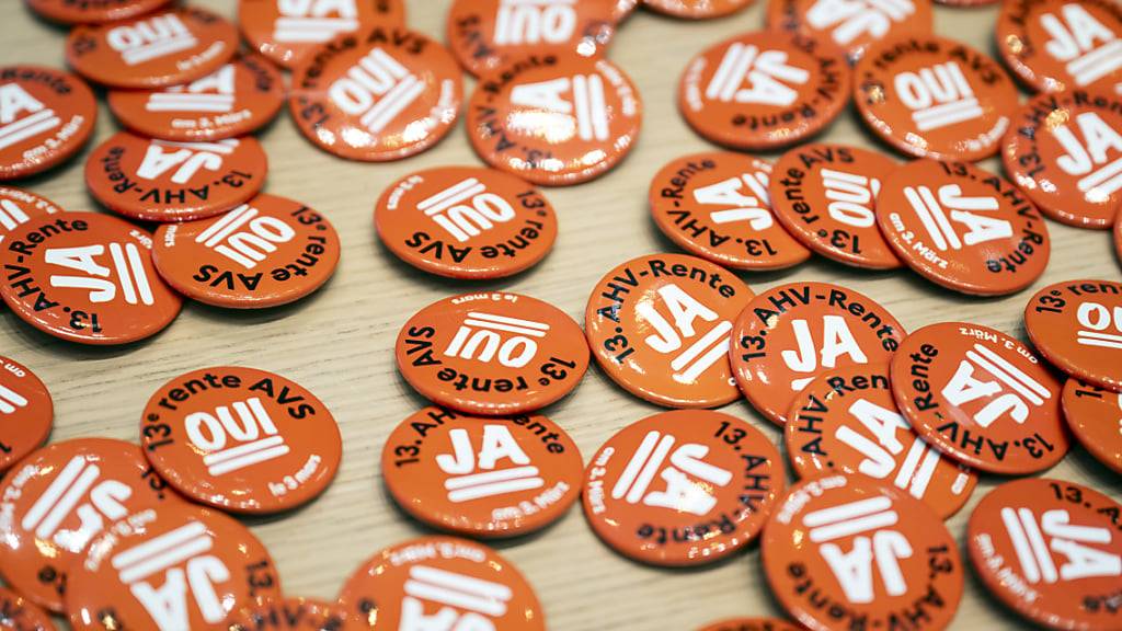 Eine grosse Mehrheit der Befragten befürwortet eine 13. AHV-Rente, aber keine Erhöhung des Rentenalters. (Archivbild)