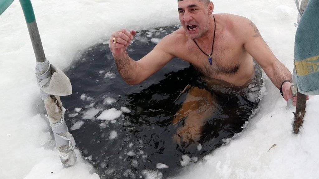 Ein Gläubiger am Donnerstag beim Eisbaden in Moskau.