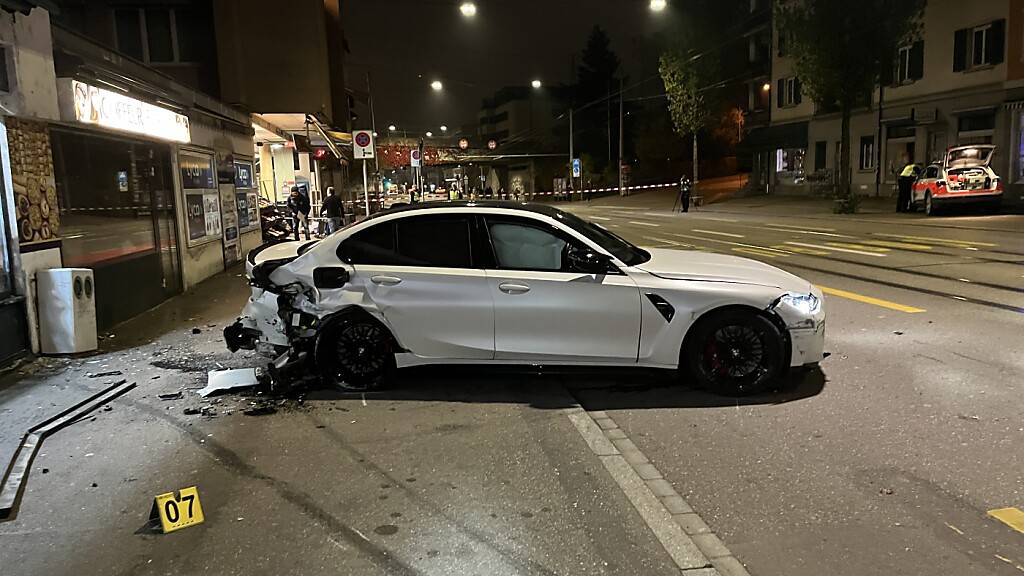 Der 20-jährige Lenker verlor die Kontrolle über sein Auto und prallte gegen die Fassade eines Gebäudes.