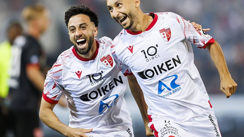 Cristian Souza (links) und Torschütze Ali Kabacalman bejubeln den zweiten Sittener Treffer