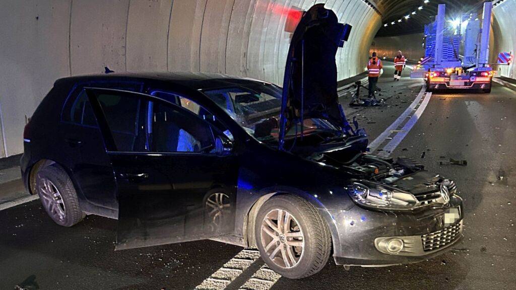 Ein Auto kollidierte im Mositunnel auf der A4 in Brunnen mit einem Sattelschlepper.