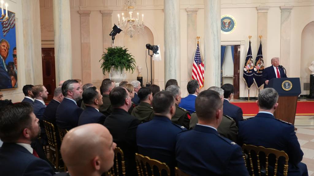 dpatopbilder - US-Präsident Donald Trump spricht über den Iran-Krieg in der Cross Hall des Weißen Hauses  in Washington. Foto: Alex Brandon/AP Pool/AP/dpa