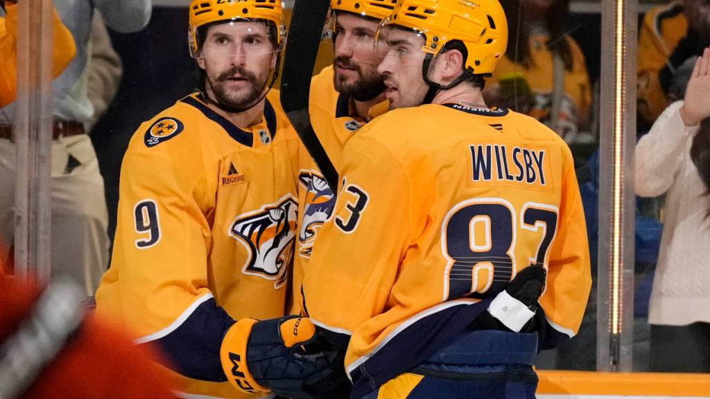 Roman Josi (Mitte) befindet sich mit den Nashville Predators im Hoch