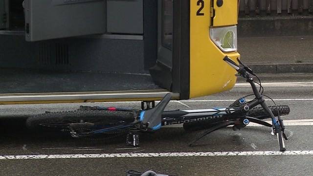 Velofahrer stirbt bei Unfall mit Postauto