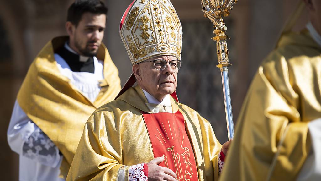 Der verstorbene Churer Bischof Vitus Huonder kurz vor seinem Rücktritt auf dem Weg zu einer Messe im April 2019 in Chur.