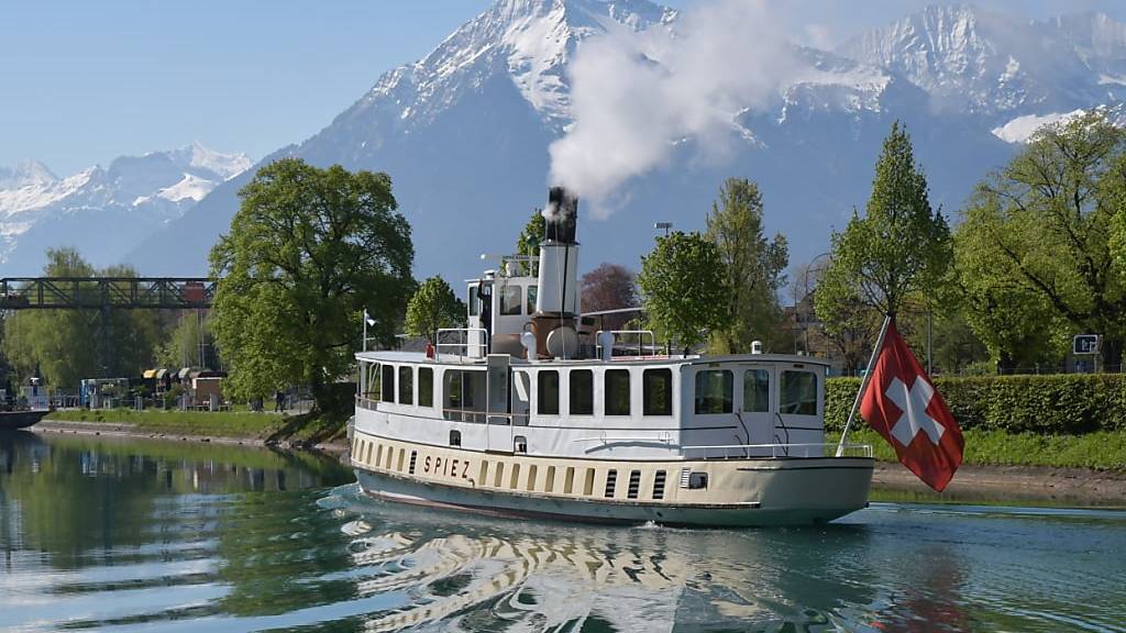 Das Dampfschiff Spiez befährt im Herbst 16 Jahre nach Ausserbetriebnahme wieder den Thunersee.