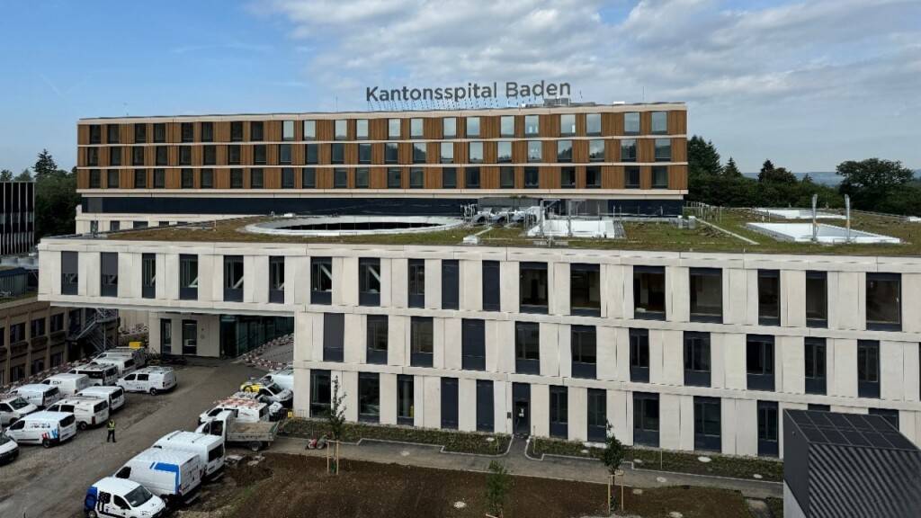 Der Schriftzug «Kantonsspital Baden» wurde Anfang Juni auf dem Neubau angebracht.