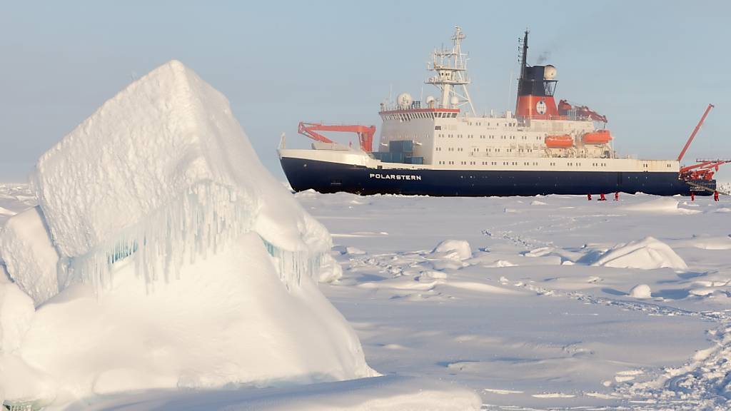 Das deutsche Forschungsschiff «Polarstern» in der zentralen Arktis, Aufnahme von der Sommer-Expedition 2015.
