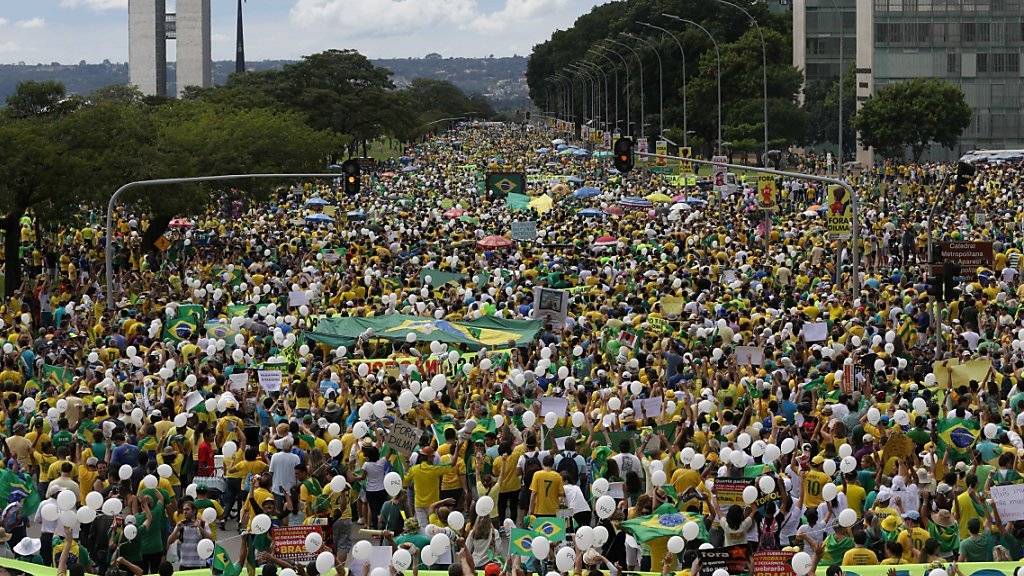Protest von historischem Ausmass: Demonstranten gehen in Brasília gegen Staatschefin Dilma Rousseff auf die Strasse.