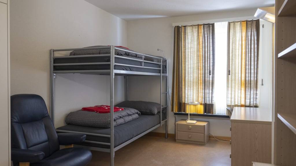 Ein Blick in ein Zweier-Zimmer im ehemaligen Personalhaus des Kantonsspitals Altdorf, welches zu einer Asyl-Kollektivunterkunft für temporär geflüchtete Menschen umgerüstet wurde.