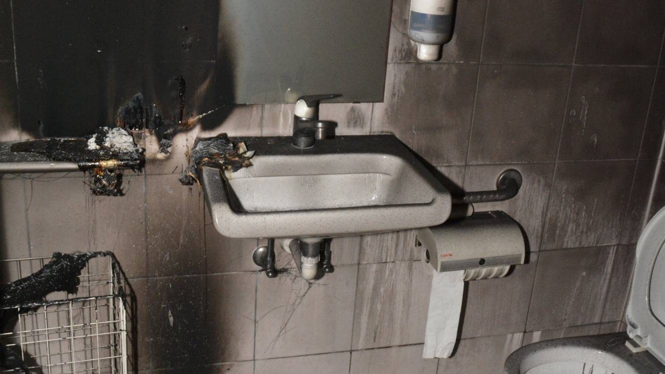 Im öffentlichen WC der katholischen Kirche zündeten Unbekannte Papiertücher und Handtuchspender in Brand.