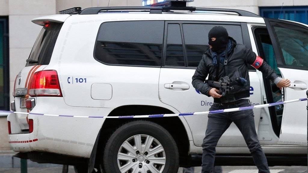 Ein Polizist sichert das Gericht in Brüssel, in dem die Auslieferung Salah Abdeslams beschlossen wurde.