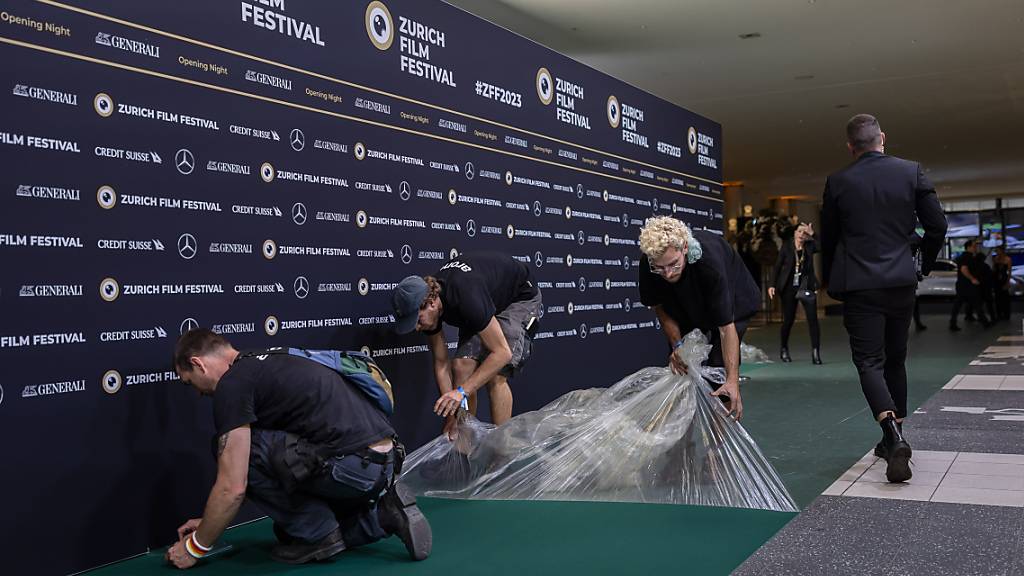 Mitarbeiter bereiten den grünen Teppich vor für die Eröffnungsnacht des 19. Zurich Film Festival (ZFF).