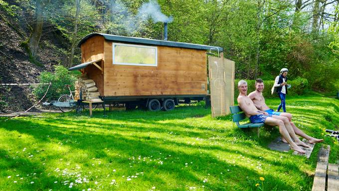 Fünf Freunde starten mit Sauna-Wagen an der Aare durch