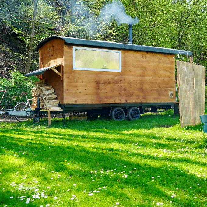 Fünf Freunde starten mit Sauna-Wagen an der Aare durch