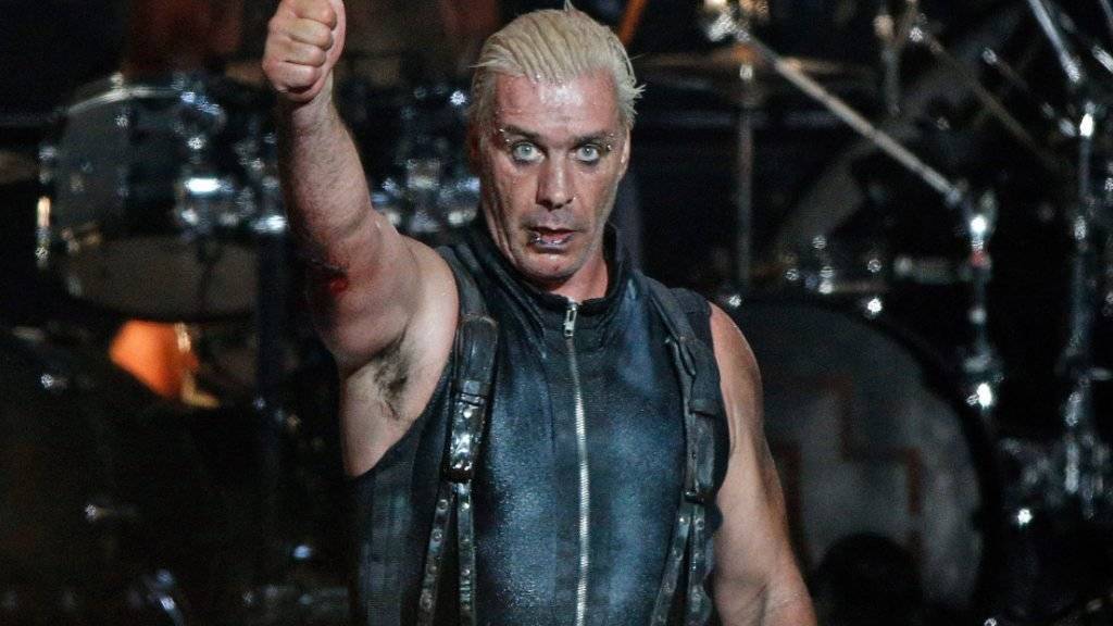 Gewonnen: Rammstein - hier Frontmann Till Lindemann - wurden vom Vorwurf der Jugendgefährdung freigesprochen. Alles nur Show, befand ein Gericht. (Archivbild)