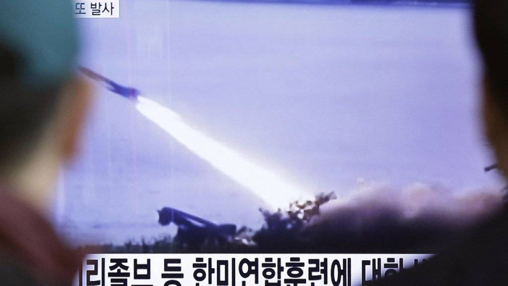 Nordkorea hat erneut Tests mit Langstreckenraketen gemacht. Bereits am Freitag feuerte das Regime Raketen ab, was von den Menschen in Südkorea - wie hier vor einem TV-Schirm in Seoul - mit Sorge verfolgt wurde. (Archiv)