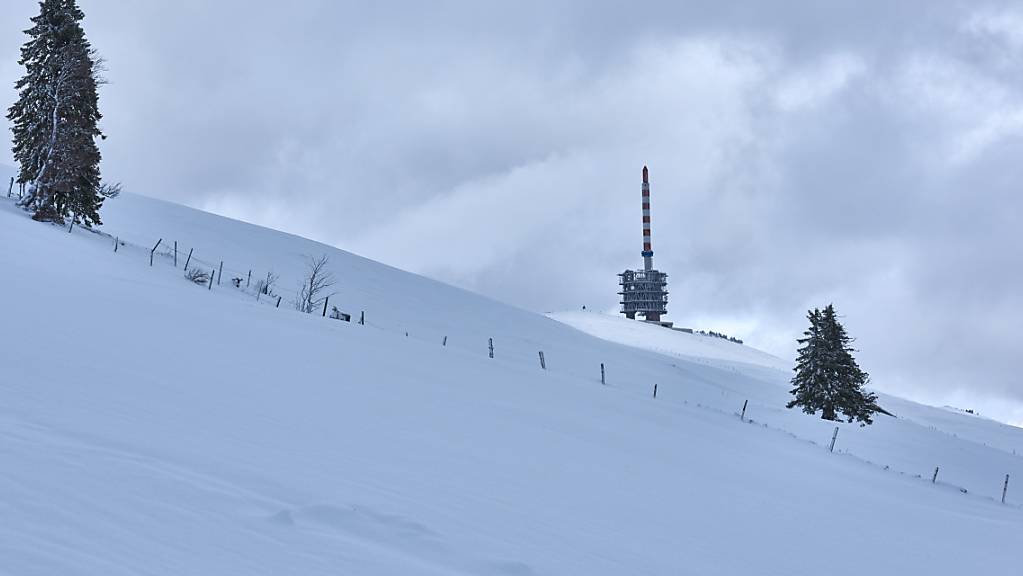 Bei einer Skitour vom Chasseral, die höchste Erhebung im Berner Jura, ist ein 31-jähriger Mann von einem Schneebrett mitgerissen worden. Trotz rascher Bergung starb der Mann im Spital. (Symbolbild)