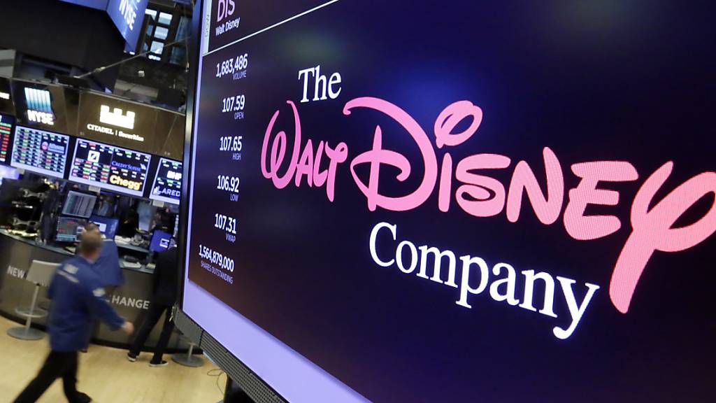  Das Walt Disney Co. Logo ist in der New York Stock Exchange auf einem Bildschirm zu sehen. Der US-Unterhaltungsriese Disney hat Dutzende neue Serien und Kinofilme angekündigt.