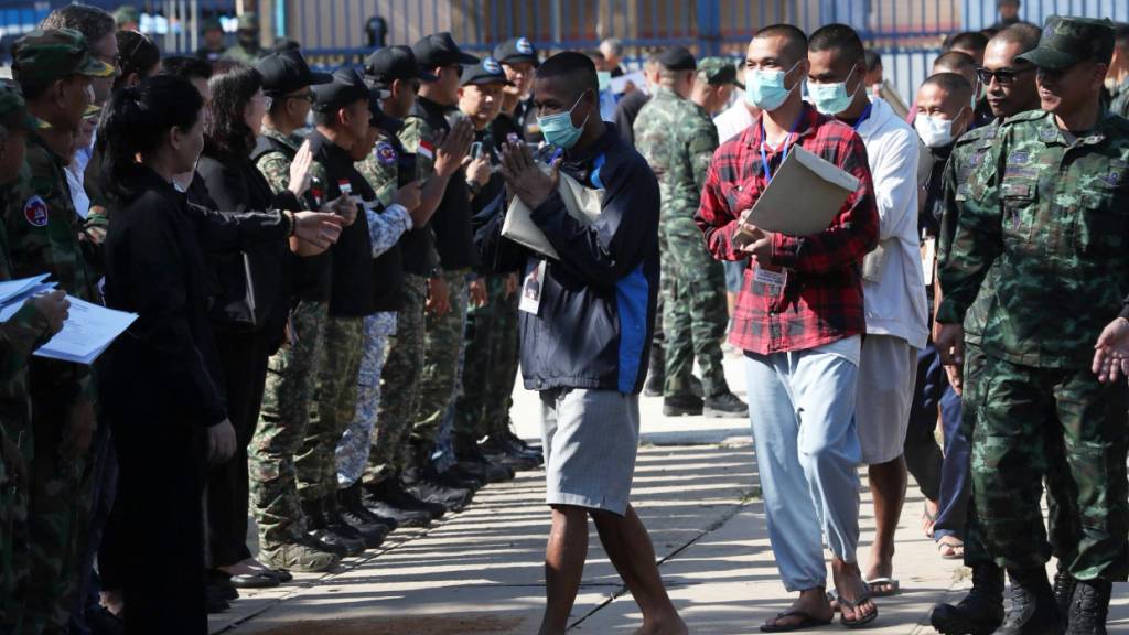 HANDOUT - Auf diesem von der Agence Kampuchea Press (AKP) veröffentlichten Foto kehren freigelassene kambodschanische Soldaten (M) am Grenzübergang Prum in der Provinz Pailin zurück. Thailand hat 18 seit fünf Monaten festgehaltene kambodschanische Kriegsgefangene freigelassen. Foto: Uncredited/AGENCE KAMPUCHEA PRESS/AP/dpa - ACHTUNG: Nur zur redaktionellen Verwendung und nur mit vollständiger Nennung des vorstehenden Credits