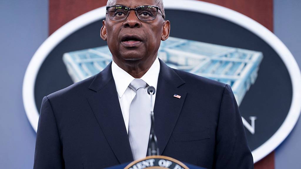 ARCHIV - Lloyd Austin, Verteidigungsminister der USA, spricht bei einer Pressekonferenz im Pentagon. Foto: Kevin Wolf/FR33460 AP/dpa