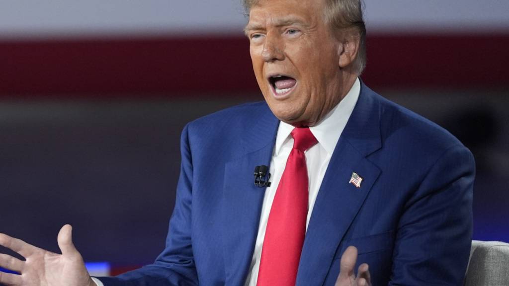 ARCHIV - Der republikanische Präsidentschaftskandidat und ehemalige US-Präsident Donald Trump nimmt in der New Holland Arena an einer Diskussionsrunde mit dem FOX-Nachrichtenmoderator Hannity teil. Foto: Evan Vucci/AP/dpa