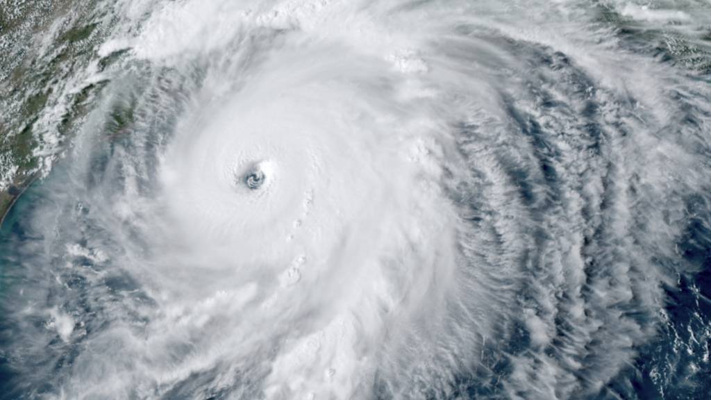 HANDOUT - Dieses von der NOAA bereitgestellte GOES-16-GeoColor-Satellitenbild zeigt den Hurrikan «Laura» über dem Golf von Mexiko. Foto: Uncredited/NOAA/AP/dpa - ACHTUNG: Nur zur redaktionellen Verwendung im Zusammenhang mit der aktuellen Berichterstattung und nur mit vollständiger Nennung des vorstehenden Credits