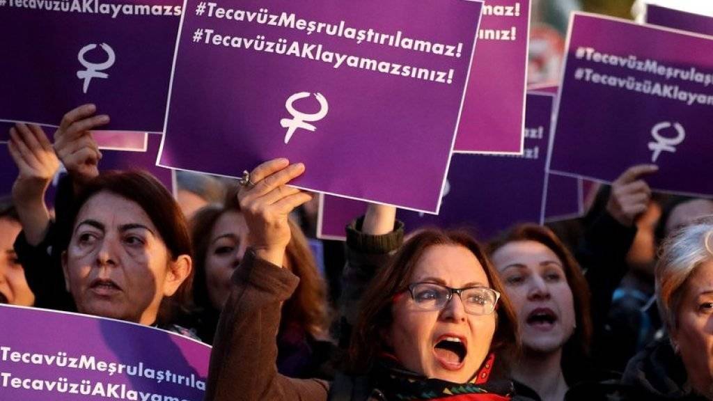 Vergewaltigung dürfe nicht legalisiert werden, steht auf den Plakaten, die Demonstrantinnen in Istanbul hochhalten. Sie bemängeln, dass das von der Regierungspartei AKP geplante Gesetz in bestimmten Fällen zu Straffreiheit bei sexuellem Missbrauch von Minderjährigen führen kann. (Archiv)