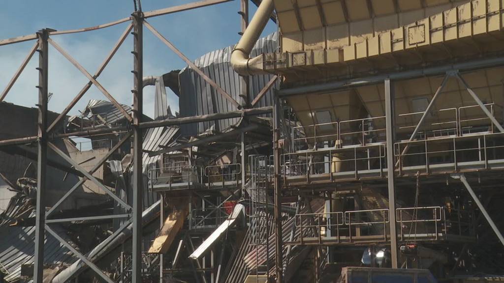 Aufräumarbeiten bei Swiss Krono nach Brand