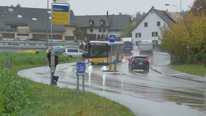 Postauto verliert Rad während der Fahrt in Lufingen