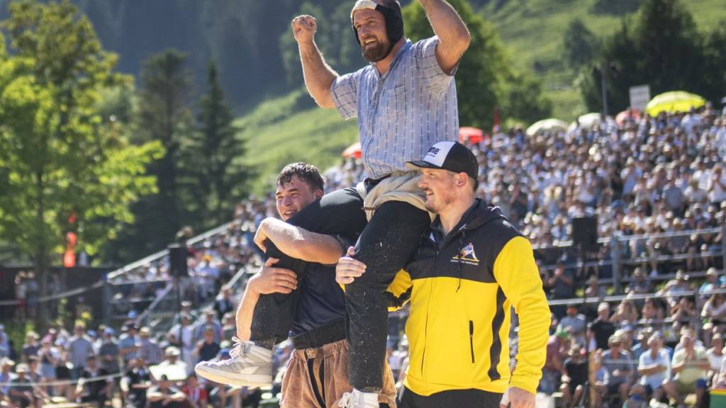 Matthias Aeschbacher lässt sich nach dem Sieg am Schwarzsee feiern