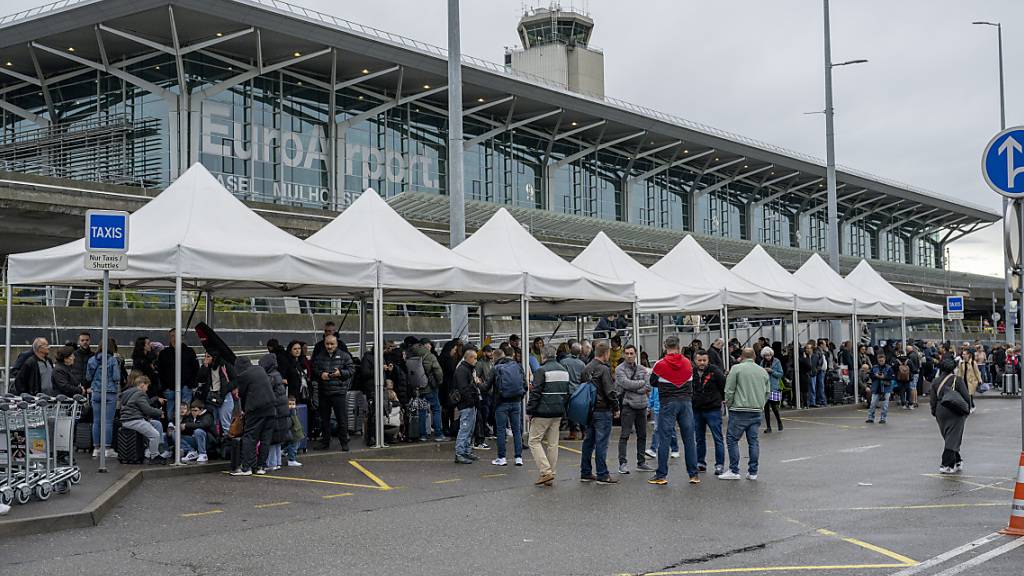 Schon mehrmals mussten Menschen nach einer Bombendrohung vor dem Basler Flughafengebäude warten - so auch am 20. Oktober 2023. (Archivbild)