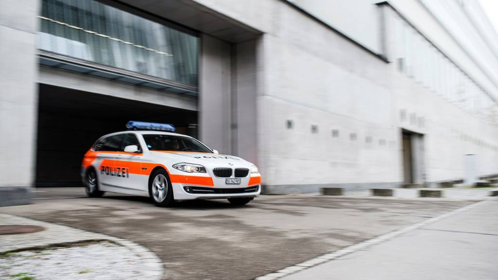 Ein Patrouillenfahrzeug der Stadtpolizei verlässt den Posten.