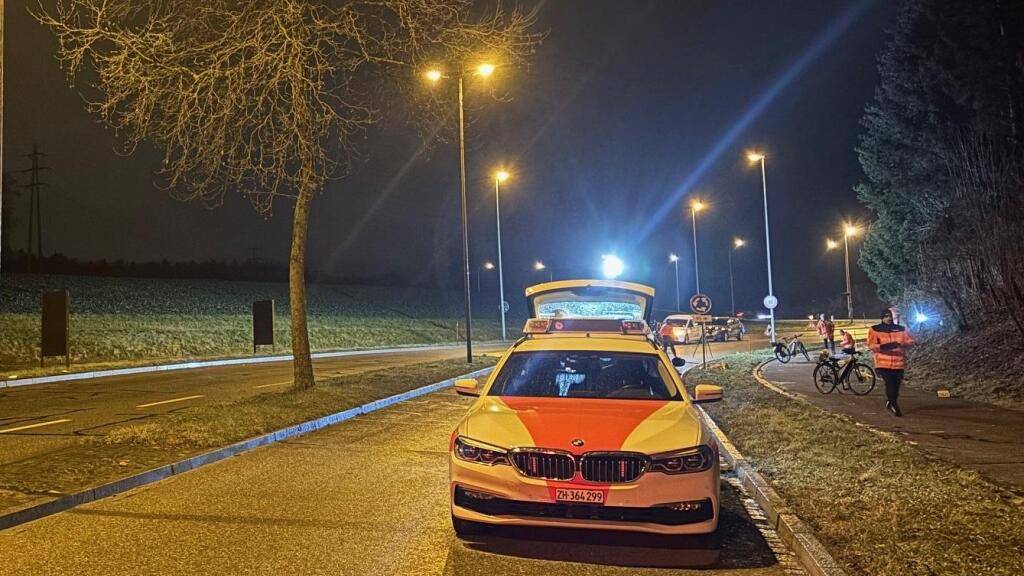Unfallaufnahme nach der Kollision zwischen zwei E-Bike-Fahrerinnen in Dielsdorf.