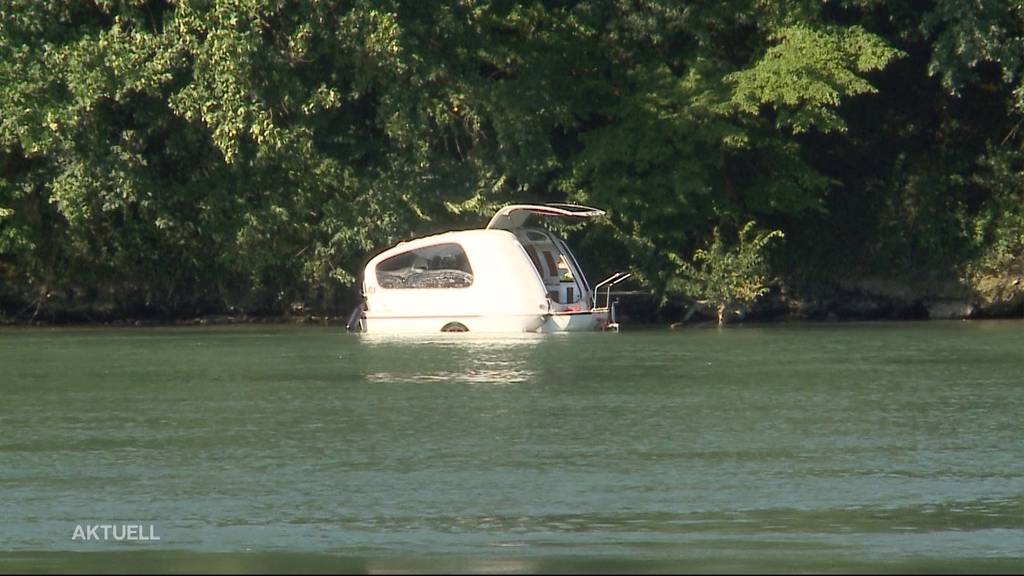 Was macht ein Wohnwagen auf dem Rhein?