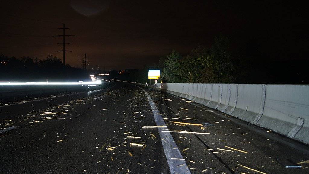 Es blieb nur Kleinholz übrig: Auf der Autobahn A14 zwischen Zug und Luzern verlor ein Lenker mehrere Festbänke.