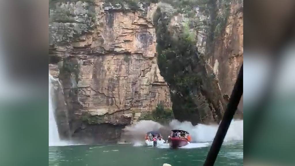 Felswand stürzt auf Touristenboote – mindestens sechs Tote