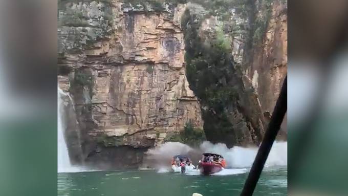 Felswand stürzt auf Touristenboote – mindestens sechs Tote