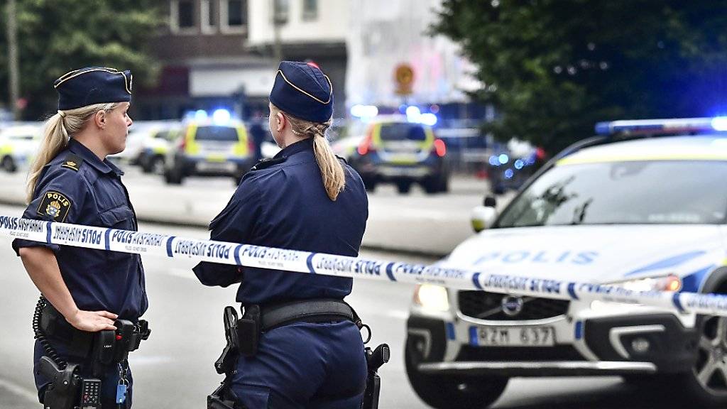 Absperrungen rund um den Tatort in Malmö, wo bei einer Schiesserei drei Personen getötet wurden.