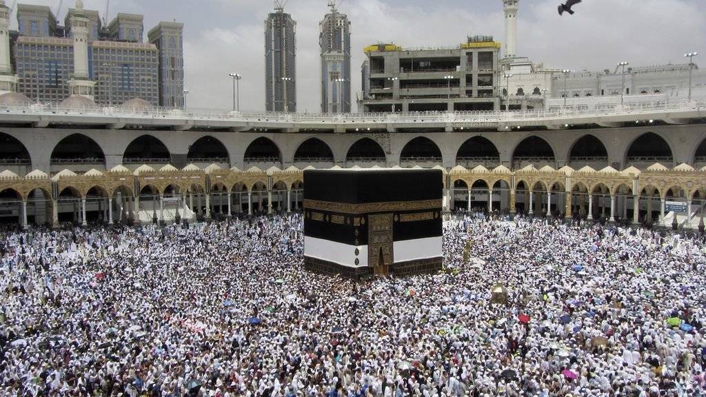 Als erstes umrunden die Gläubigen siebenmal die Kaaba im Hof der Grossen Moschee von Mekka. (Archivbild)