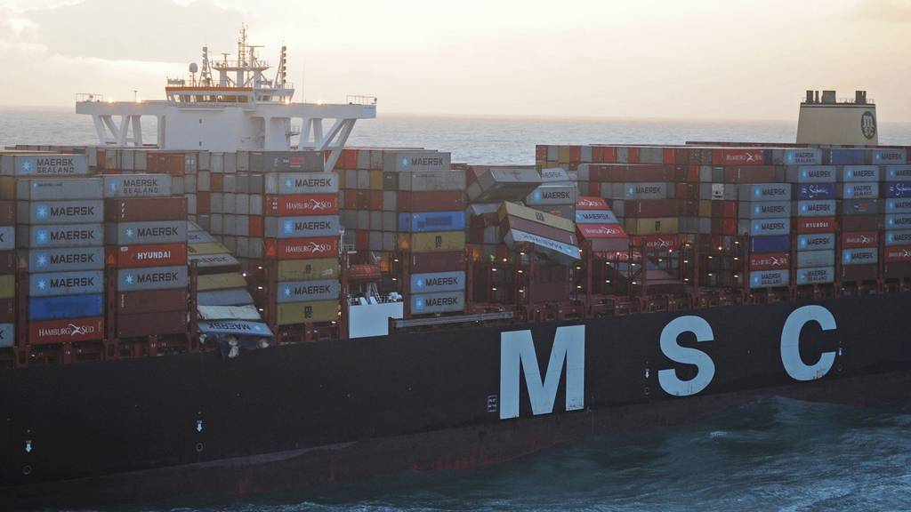 Riesenfrachter verliert in stürmischer Nordsee 270 Container