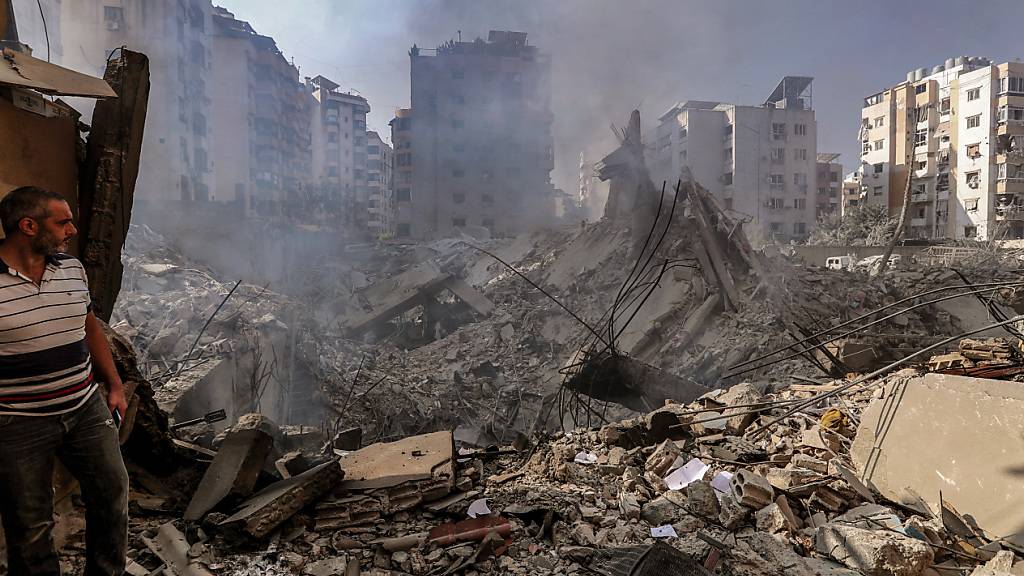 Ein Mann begutachtet Schäden nach israelischen Luftangriffen in einer Straße in einem südlichen Vorort von Beirut. Foto: Stringer/dpa