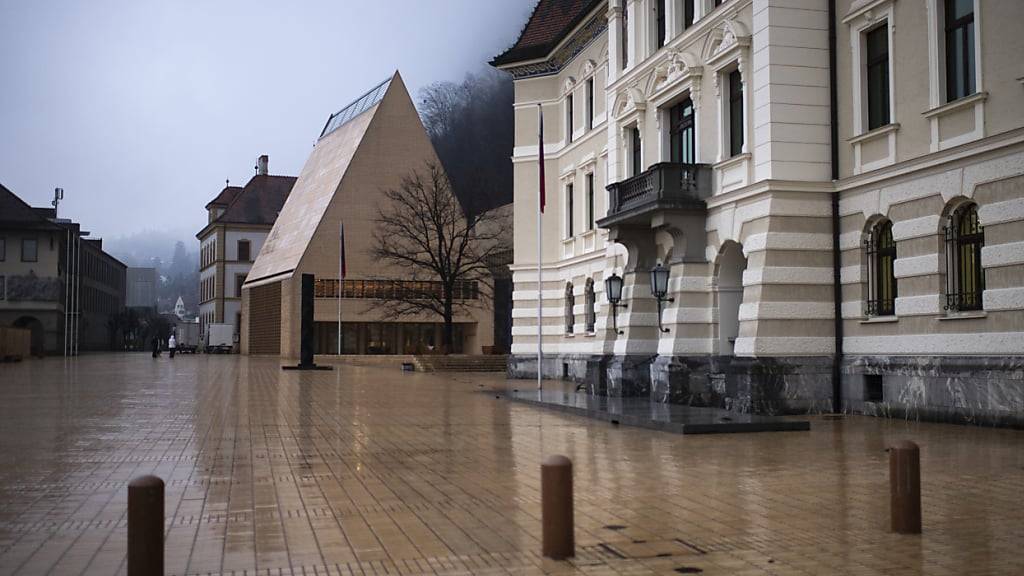 Blick auf den liechtensteinischen Landtag, das Parlament (links), und das Regierungsgebäude. Gegen eine von der Regierung geplante Sanierung der staatlichen Pensionskasse hat die Kleinpartei Demokraten pro Liechtenstein erfolgreich das Referendum ergriffen.