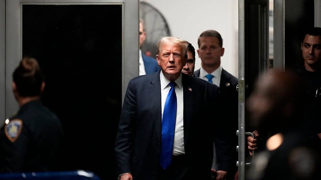 Der ehemalige US-Präsident Donald Trump (M) kehrt zurück in den Gerichtssaal des Strafgerichts in Manhattan. Foto: Seth Wenig/POOL AP/AP/dpa