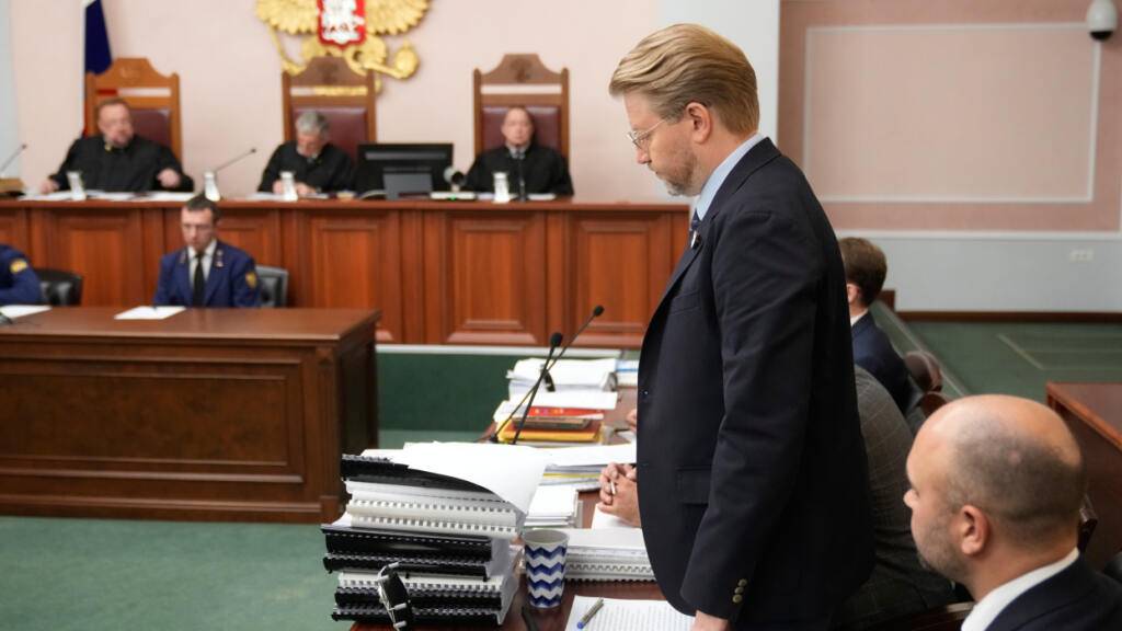 ARCHIV - Nikolai Rybakow (M), Vorsitzender der Partei Jabloko, nimmt vor dem Obersten Gerichtshof Russlands an einer Berufungsverhandlung zu Klage der kremlnahen außerparlamentarischen und ultranationalistischen Partei Rodina teil. Foto: Pavel Bednyakov/AP/dpa
